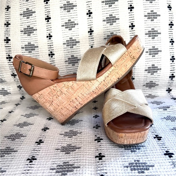 Crown Vintage Tan and Gold Wedge Sandals, size 8 - Picture 5 of 10